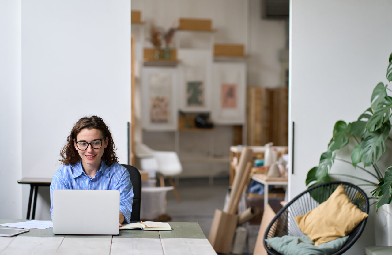 Unternehmerin, die sich digital über Ihre Steuern beraten lässt