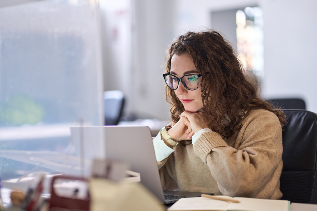 Unternehmerin, die sich Steuererklärung online machen lässt.